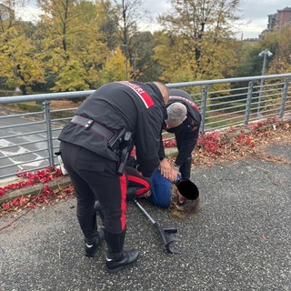 Intervento delle forze dell'ordine per evitare il peggio