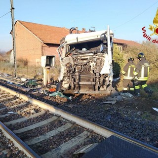 Al passaggio a livello incidente, momenti di paura e due feriti