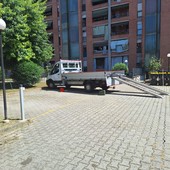 Balconi che cadono e erba alta in via Ternengo: scatta l'intervento di Atc Balconi che cadono e erba alta in via Ternengo: scatta l'intervento di Atc