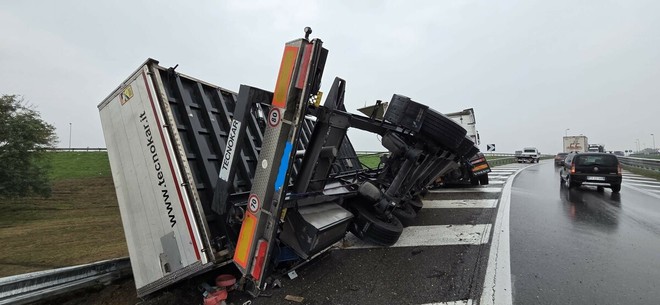 Grosso camion con a bordo blocchi di cemento si ribalta, momenti di paura