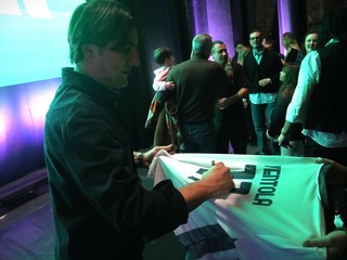 Il calcio si trasferisce sulle assi del palcoscenico