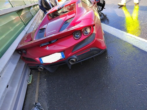 Anche una Ferrari è rimasta coinvolta in un incidente in tangenziale