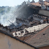 Incendio in Vanchiglia, nessuna previsione di rientro negli appartamenti. Chi stava sotto il tetto ha perso tutto [REPORTAGE]