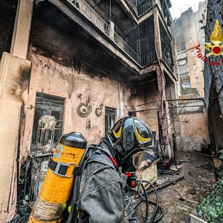 A fuoco un'abitazione in via Thermignon a Torino: otto squadre di pompieri per spegnere le fiamme