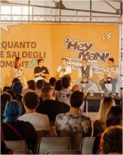 Al Cap10100, la prima tappa di "Hey man!": il tour che esplora la pluralità del maschile oggi Al Cap10100, la prima tappa di "Hey man!": il tour che esplora la pluralità del maschile oggi