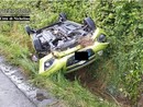 Auto viene tamponata, si ribalta e finisce nel fosso: momenti di paura a Nichelino