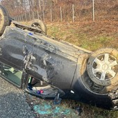 Auto si ribalta e poi finisce nei prati: momenti di paura sull'A5