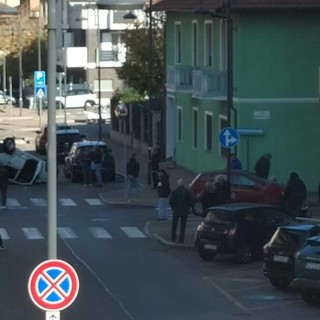 L'auto che si è ribaltata in via San Francesco a Nichelino