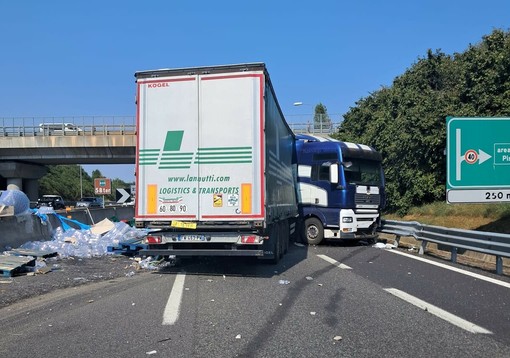 Grosso camion si intraversa: traffico in tilt sul raccordo Torino-Pinerolo Grosso camion si intraversa: traffico in tilt sul raccordo Torino-Pinerolo