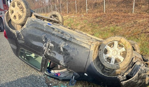 Auto si ribalta e poi finisce nei prati: momenti di paura sull'A5 Auto si ribalta e poi finisce nei prati: momenti di paura sull'A5