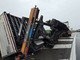 Grosso camion con a bordo blocchi di cemento si ribalta, momenti di paura