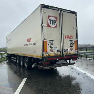 Incidente in tangenziale con un mezzo pesante coinvolto