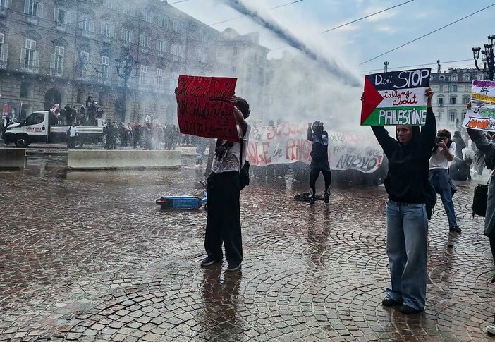 Idrante aperto contro i manifestanti durante il No Meloni Day davanti alla Prefettura Idrante aperto contro i manifestanti durante il No Meloni Day davanti alla Prefettura