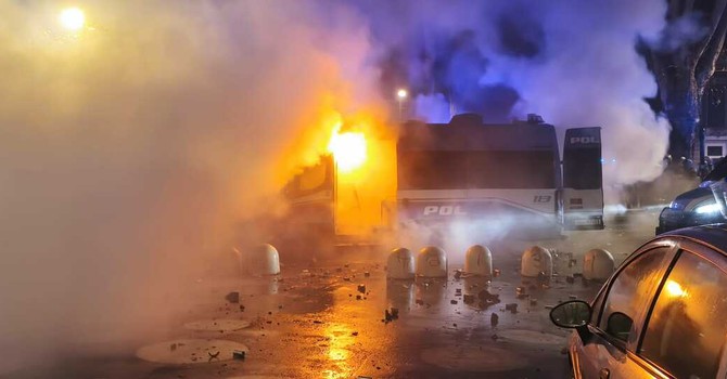 La camionetta data alle fiamme