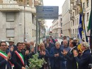 cerimonia pubblica con persone in spazio aperto