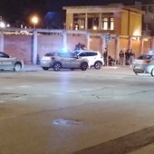 Rider picchiato con una mazza da baseball: momenti di paura in via Plava