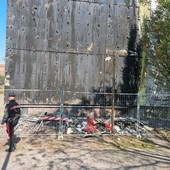 Accende un fuoco per scaldarsi e incendia un palazzo: arrestata 24enne