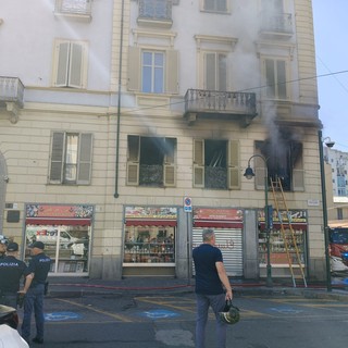 Incendio nel cuore di Porta Palazzo: fiamme distruggono alloggio
