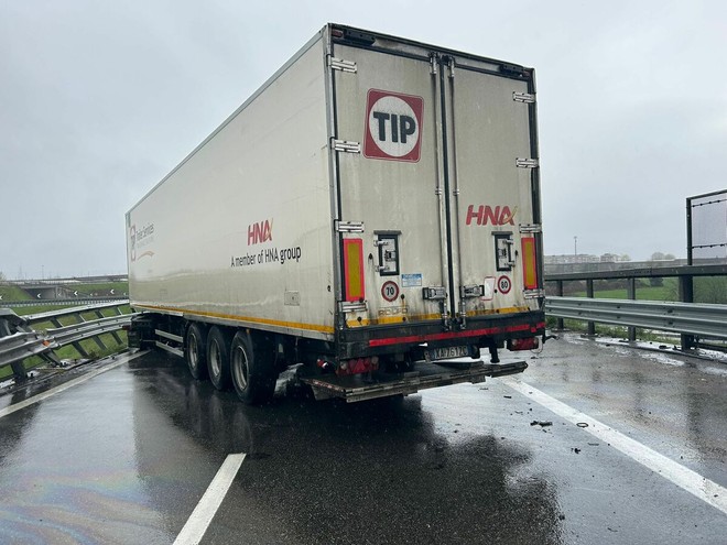 Incidente in tangenziale con un mezzo pesante coinvolto