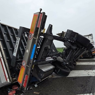 Grosso camion con a bordo blocchi di cemento si ribalta, momenti di paura
