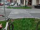Attraversamento “fantasma” in corso Verona: ci sono le strisce pedonali, ma manca il passaggio