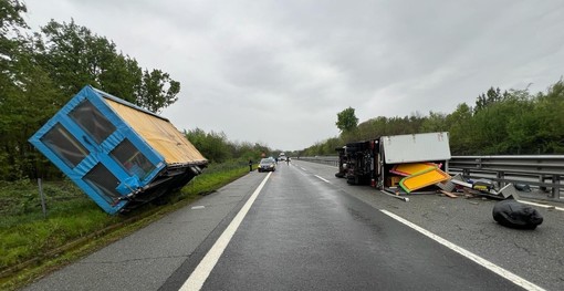 Incidente sull'autostrada Torino-Aosta: autocarro si ribalta con il suo rimorchio