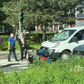 Scooter contro furgoncino: attimi di paura per un brutto incidente in Strada del Drosso