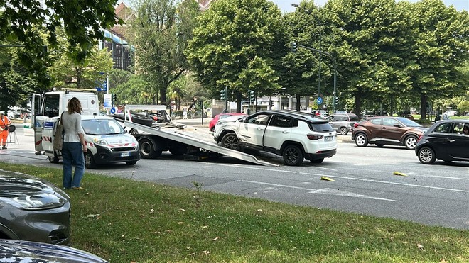 Una 500 e una Jeep si scontrano: traffico in tilt nella zona di piazza Cattaneo