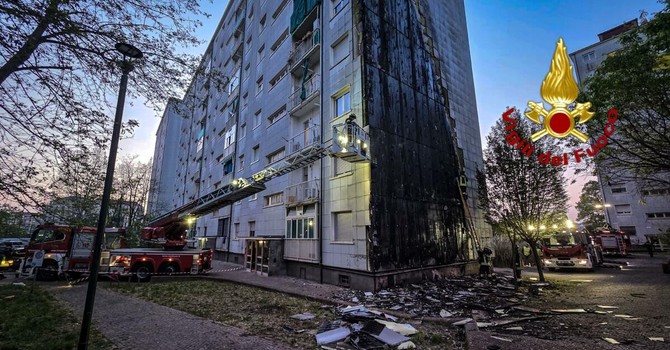 Il palazzo bruciato nella notte in via Artom Il palazzo bruciato nella notte in via Artom