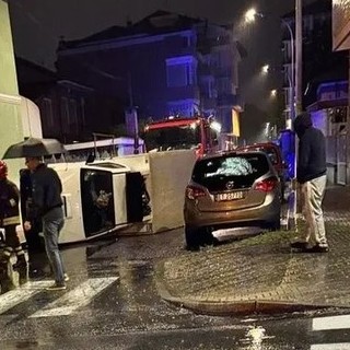 Furgone si ribalta a Nichelino: paura e strada chiusa a lungo