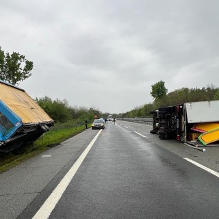 Incidente sull'autostrada Torino-Aosta: autocarro si ribalta con il suo rimorchio