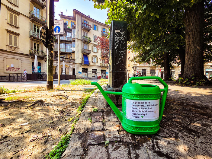 Un innaffiatoio di quartiere in Largo Montebello: la risposta di Vanchiglia alla grande siccità