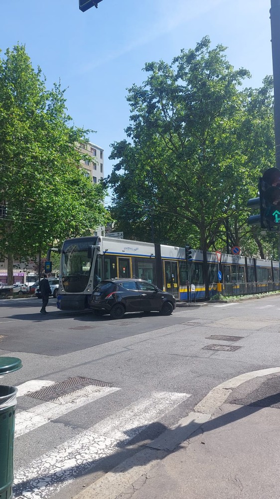 Incidente tra auto e tram in corso Unione Sovietica