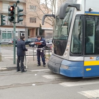 Donna investita dal tram 4 in corso Unione Sovietica: sospeso il traffico sui binari