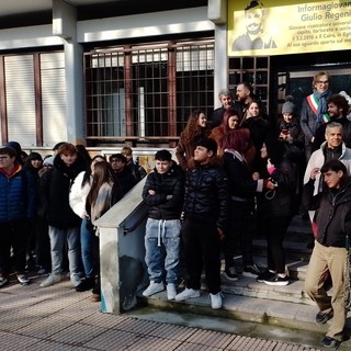 Un gruppo di ragazzi di Nichelino di fronte all'Informagiovani