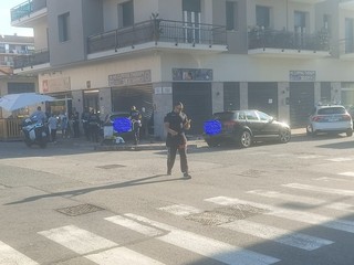 Incidente in strada: un'auto finisce dentro un negozio