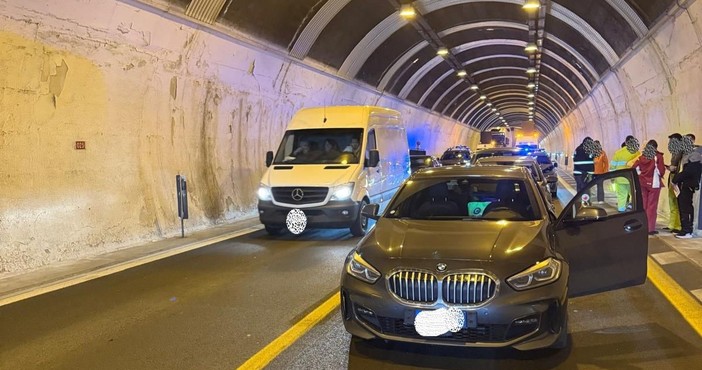 Tamponamento in galleria sulla bretella Ivrea–Santhià: traffico bloccato e lunghe code