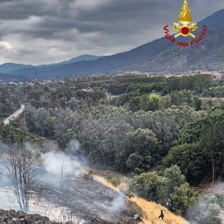 Vento e terreno secco, divampa il fuoco nel bosco di Caprie: lanci d'acqua per via aerea