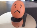 uovo con la faccia triste