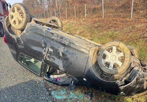 Auto si ribalta e poi finisce nei prati: momenti di paura sull'A5 Auto si ribalta e poi finisce nei prati: momenti di paura sull'A5