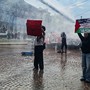 Idrante aperto contro i manifestanti durante il No Meloni Day davanti alla Prefettura