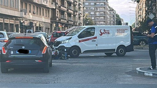 Scooter contro furgone in via Filadelfia all'angolo con corso Agnelli Scooter contro furgone in via Filadelfia all'angolo con corso Agnelli
