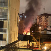 Incendio in una carrozzeria di via De Sanctis: fumo visibile fino a strada della Pronda Incendio in una carrozzeria di via De Sanctis: fumo visibile fino a strada della Pronda