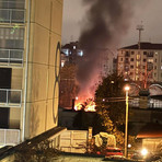 Incendio in una carrozzeria di via De Sanctis: fumo visibile fino a strada della Pronda Incendio in una carrozzeria di via De Sanctis: fumo visibile fino a strada della Pronda