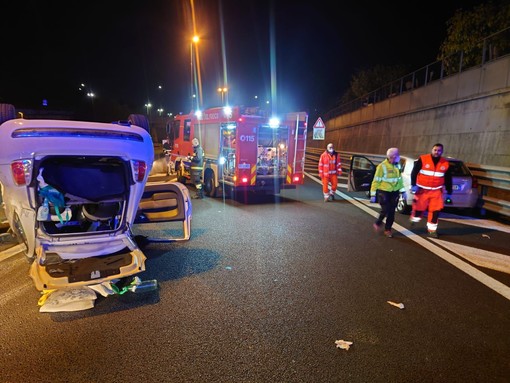 Auto si ribalta dopo uno scontro sulla Torino-Caselle: due feriti in codice verde