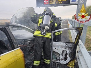 Un'auto ha preso fuoco nella mattinata di oggi lungo la Torino-Milano in direzione Torino