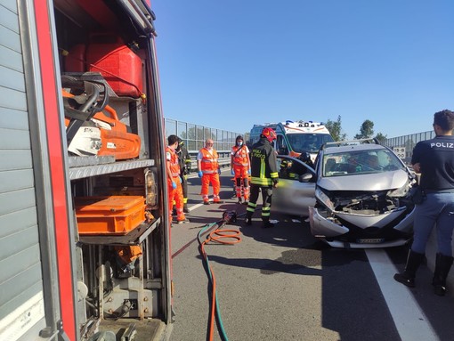 Incidente allo svicolo di Borgaro: auto sbanda da sola e si schianta, conducente al San Giovanni Bosco