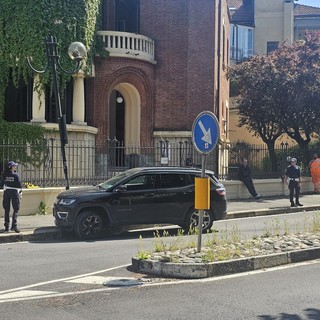 Macchina contro palo della luce in corso Quintino Sella: traffico e bus deviati
