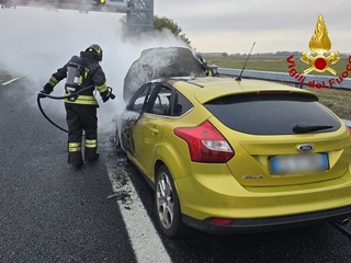 Un'auto ha preso fuoco nella mattinata di oggi lungo la Torino-Milano in direzione Torino