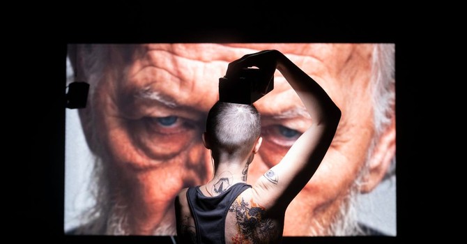 “iGirl”, rito contemporaneo tra teatro, videoarte e musica al Teatro Astra